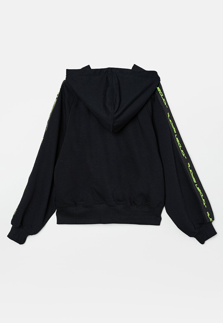 Felpa nera con cappuccio e maniche lunghe. Presenta strisce verde neon lungo le maniche, polsini e orlo a costine, e una texture di tessuto morbido.