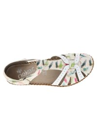 Sandalias Rieker con un upper multicolor que presenta patrones en verde, rosa y azul, correas de cuero blanco y una suela trenzada.