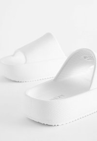 Next STANDARD - Strandpapucsok és -szandálok - white