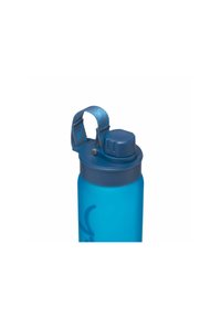 Blaue Kunststoff-Wasserflasche mit einer oberen Düse und einem Tragegurt. Die Flasche ist durchscheinend mit einer glatten Textur und hat eine runde Basis.