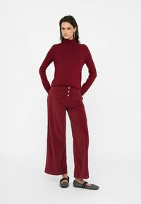 LIU JO POLO-NECK WITH DETAILS - Trui - red