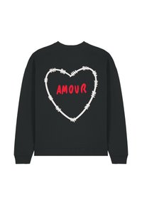 Felpa nera con un design a forma di cuore con filo spinato bianco, con la parola "AMOUR" in lettere rosse in grassetto al centro.