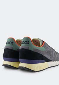 Graue Wildledersneaker mit grünen Akzenten, lila Zwischensohle und orangefarbigen Details am Kragen. Verfügt über eine strukturierte Ferse und ein Logo an der Seite.