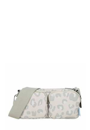 Hellgraue Umhängetasche mit breitem Riemen, zwei vorderen Reißverschlusstaschen und dezentem Leopardenmuster.