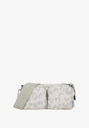 Sac bandoulière gris clair avec une large sangle, deux poches avant zippées et un motif léopard subtil.
