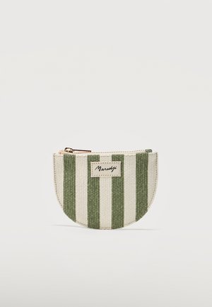 Petit porte-monnaie semi-circulaire avec des rayures verticales vertes et blanches et une fermeture éclair sur le dessus.