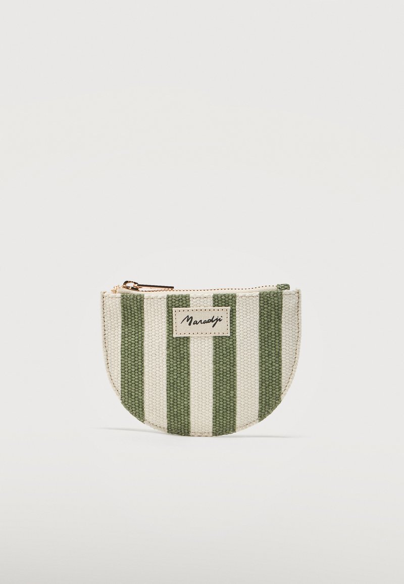Μικρό ημικυκλικό πορτοφολάκι με κάθετες πράσινες και λευκές ρίγες και φερμουάρ στην κορυφή.