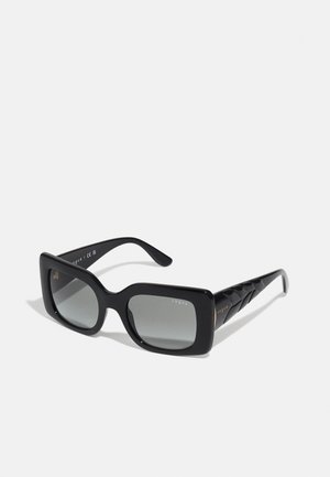 Ochelari de soare rectangulari negri cu lentile gri în degradé. Cadru din plastic lucios, cu brațe negre texturate și detalii discrete cu logo.