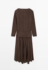 Brązowa sukienka z długim rękawem, wykonana z miękkiego materiału. Posiada marszczony design w talii oraz swobodną, rozkloszowaną spódnicę. Gładka tekstura.