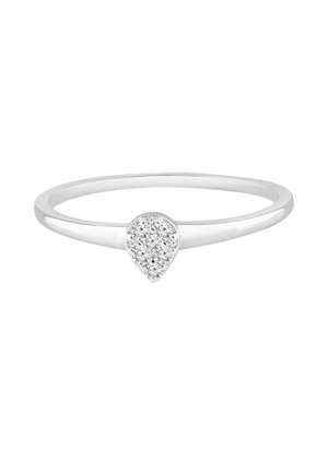 Anillo de plata con una banda delgada y un grupo en forma de lágrima de pequeños diamantes redondos en el centro.