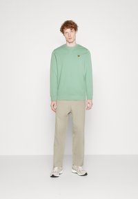 Lyle & Scott CREW NECK - Mikina - turquoise shadow
