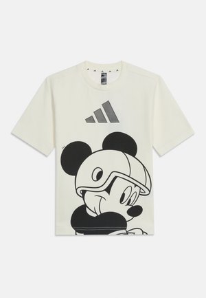 Biały t-shirt z krótkim rękawem z czarnym obrysowanym wizerunkiem Myszki Miki w kasku oraz czarnym logo Adidas powyżej.