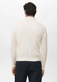 Crème kabelgebreide trui met een geribde ronde halslijn en lange mouwen, met een gestructureerd patroon en een aansluitende taille.