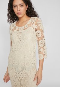 VILA VIBRODIE O NECK SHORT DRESS - Pulóverruha - birch