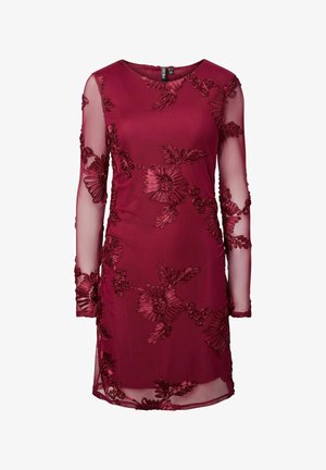 Bordeauxrode jurk met lange, doorschijnende mouwen, voorzien van ingewikkeld borduursel met bloemen en een ronde halslijn. Gladde stof met een gestructureerde overlay.