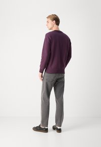 HUGO SMARLO - Strikkegenser - open purple