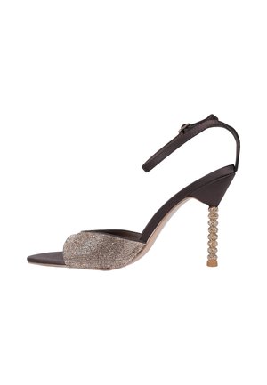 Sandalo nero con tacco alto, cinturino frontale ricoperto di strass, tacco decorativo con perline e sottile cinturino alla caviglia con chiusura a fibbia.