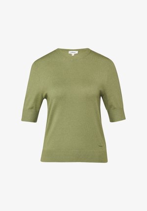 Korte mouw olijfgroene gebreide trui met ronde halslijn, geribbelde manchetten en zoom, en een klein metalen logo detail vlak bij de zoom.