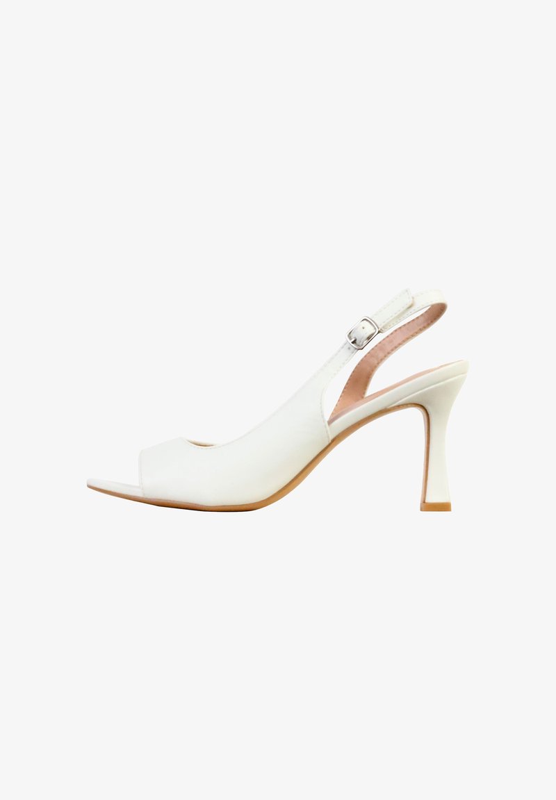 Chaussure à talon haut en cuir blanc à bout ouvert, avec bride slingback réglable à boucle et semelle beige sur fond blanc.