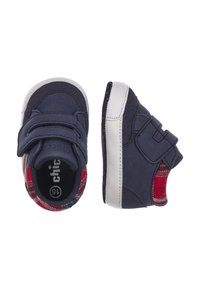 Granatowe buty dla małych dzieci z rzepami, z charakterystycznym panel bocznym w kratkę, białą gumową podeszwą i teksturowanymi akcentami.