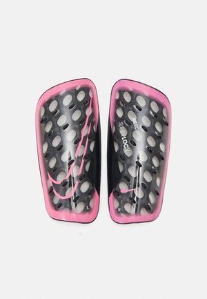 Parastinchi Nike con design in rete nera a grandi fori, dettagli rosa e il testo "SUPERLOCK". Etichettati per uso sinistro e destro.