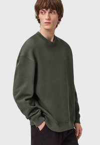 Felpa verde oliva realizzata in morbido misto cotone, con collo a girocollo, polsini e vita a costine. Dettaglio logo discreto sul petto.