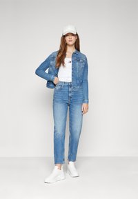 Tommy Jeans MOM JEAN  - Laisvo kirpimo džinsai - denim medium