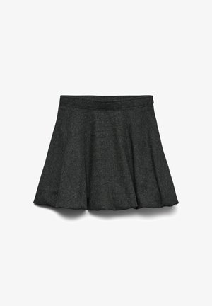 Melnā platā svārku svārku izgatavota no teksturēta auduma ar gludu jostasvietu. Odere apakšmalā rada nelielu viļņošanos. Piemērota ikdienas valkāšanai.