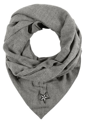 Měkký šedý pletený šátek složený do tvaru trojúhelníku s kovovou pěticípou hvězdou jako ozdobou blízko špičky.