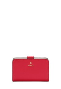 Portefeuille en cuir rouge avec une surface texturée, détail en logo doré et fermeture à clip. Forme rectangulaire avec des bords arrondis.