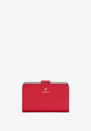 Portefeuille en cuir rouge avec une surface texturée, détail en logo doré et fermeture à clip. Forme rectangulaire avec des bords arrondis.