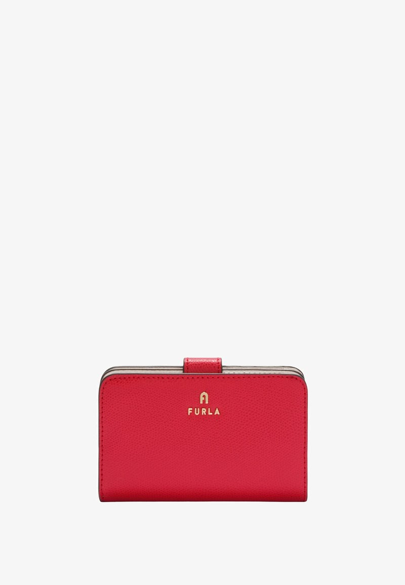 Portefeuille en cuir rouge avec une surface texturée, détail en logo doré et fermeture à clip. Forme rectangulaire avec des bords arrondis.