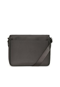 Borsa a tracolla in pelle grigia con finitura testurizzata, forma rettangolare, tracolla regolabile e tasca anteriore. Design minimalista senza hardware visibile.