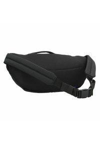Borsa in nylon nera con texture a rete, tracolla regolabile e fibbia in plastica. Presenta un design elegante e curvo per un trasporto compatto.
