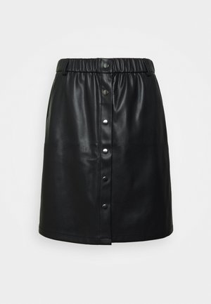 Falda negra de cuero sintético con cintura elástica y botones metálicos frontales, corte recto, longitud hasta la rodilla.