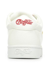 Fehér bőr sneaker, párnázott gallérral, piros hímzett "Buffalo" logóval a saroknál és struktúrált gumitalppal.