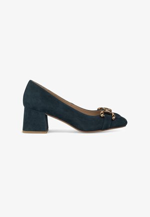 Pompe à talons blocs en suède bleu canard foncé avec un bout pointu et un détail de boucle dorée décoratif à l'avant. Texture lisse avec un design minimal.