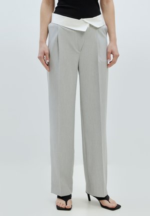Lichtgrijze wijde broek met voorplooien en een witte opgestikte tailleband. Glad textuur, op maat gemaakt ontwerp en geen zichtbare patronen.