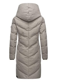 Sivi dugi puffer kaput s kapuljačom, sa šivenim geometrijskim uzorkom i elastičnim manžetama. Mekana, quilted tekstura s ravnim krojem.