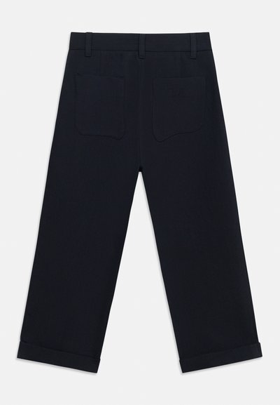 Μαύρο παντελόνι cropped με γυριστά μανσέτα, θηλιές για ζώνη και δύο πλαϊνές τσέπες στο πίσω μέρος, η μία με διακριτική κεντημένη λεπτομέρεια λογότυπου.