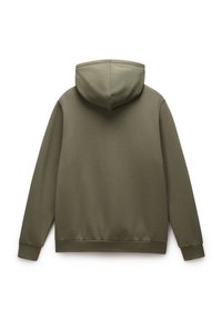 Sudadera con capucha en verde oliva, fabricada en un tejido suave. Presenta una vista trasera con mangas largas, puños acanalados y capucha con cordón.