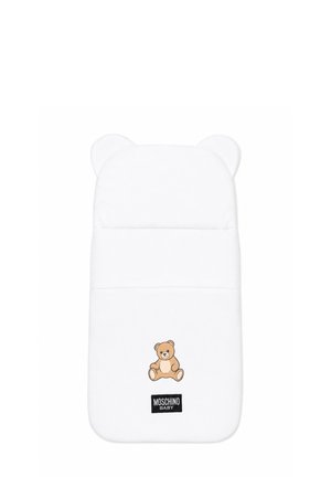 Biały śpiworek dla niemowląt z uszami misia, grafiką misia pluszowego i czarną metką z napisem Moschino Baby na jednolitym białym tle.