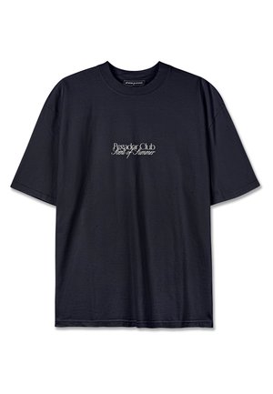 Svart bomullströja med rund halsringning, som har en vit tryckt logotyp "Pescador Club" och "Scent of Summer" på framsidan. Korta ärmar.
