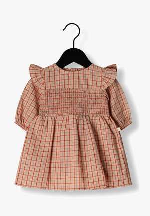 Karierter Kleid mit kurzen, rüschigen Ärmeln in Beige mit roten Linien. Verfügt über einen gerafften Oberteil und einen ausgestellten Rock. Hängt an einem schwarzen Haken.