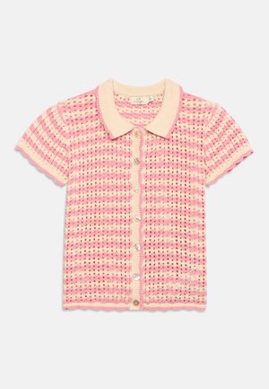 Krótki różowo-kremowy kardigan dziany z kołnierzykiem i guzikami z przodu, z ażurowym wzorem w kratkę.