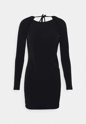 Vestido preto de mangas longas com decote franzido e detalhe de abertura nas costas. Confeccionado em tecido suave e elástico, silhueta ajustada.