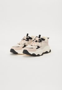 Chunky sneakers med mesh- og tekstiloverdel i lys rosa, svarte detaljer og tykk hvit såle. Har kontrasterende snøring og et opphevelsesbånd.