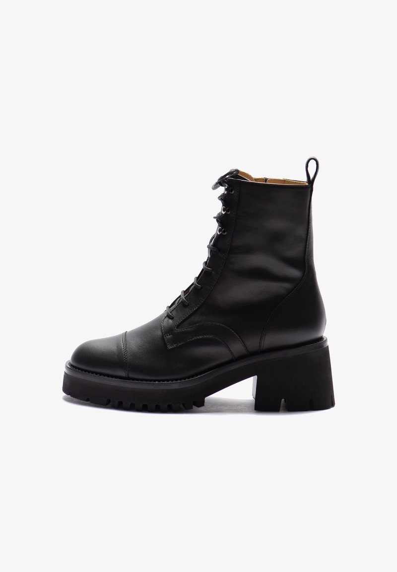 Stivaletto in pelle nera con punta arrotondata, chiusura con lacci frontale, tacco a blocco e suola testurizzata. Presenta un gancio sul retro.