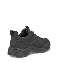 Zapato deportivo negro con suela acolchada, parte superior de ante y malla, costuras decorativas y una cinta en la parte trasera para ponérselo fácilmente.