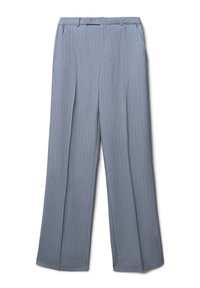 Pantaloni eleganti a righe grigio chiaro con passanti per cintura, pieghe frontali e tasche laterali, esposti su uno sfondo bianco.